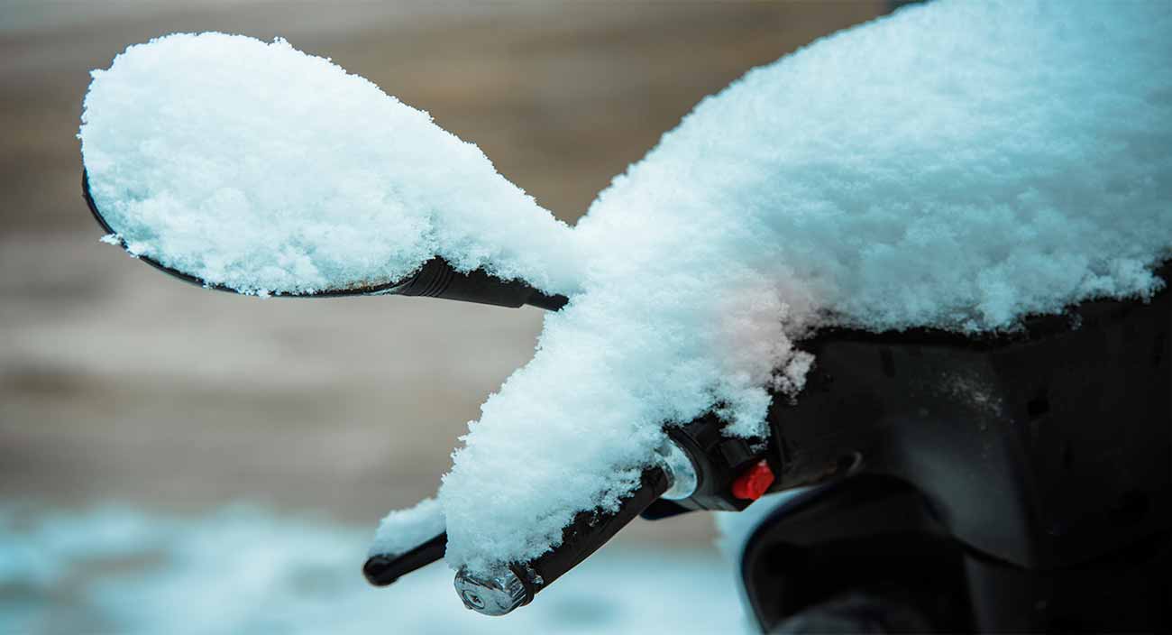 Zweirad mit Schnee überdeckt